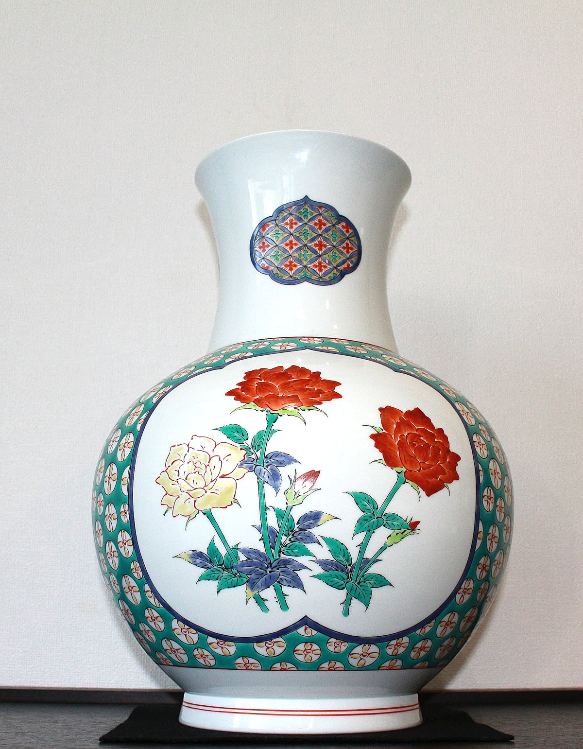 24550 Living National Treasure 14th generation Sakaida Kakiemon (Muddy hand three-sided split flower vase with floral motif) 