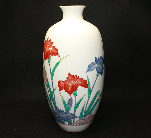 25720 14th generation Sakaida Kakiemon (Vase with cloudy hand irises pattern)