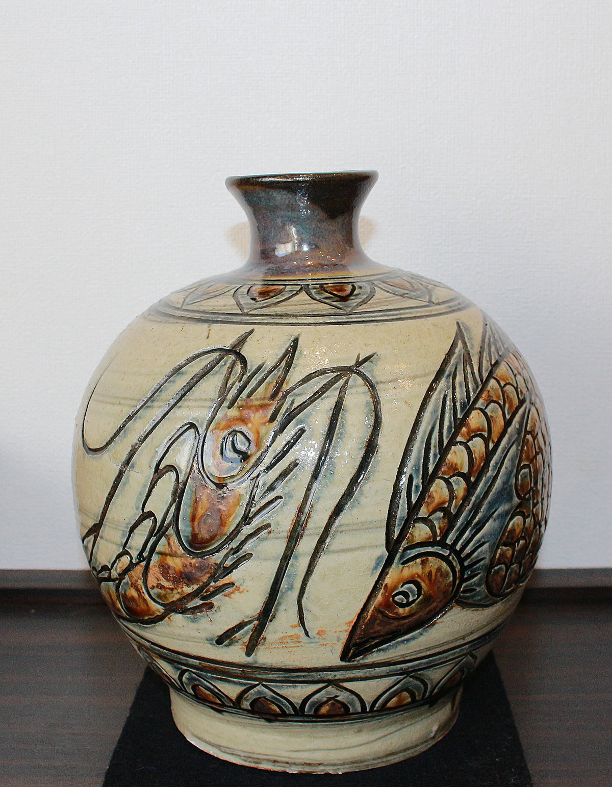 25841 Living National Treasure Jiro Kinjo, Shrimp and Fish Motif Vase