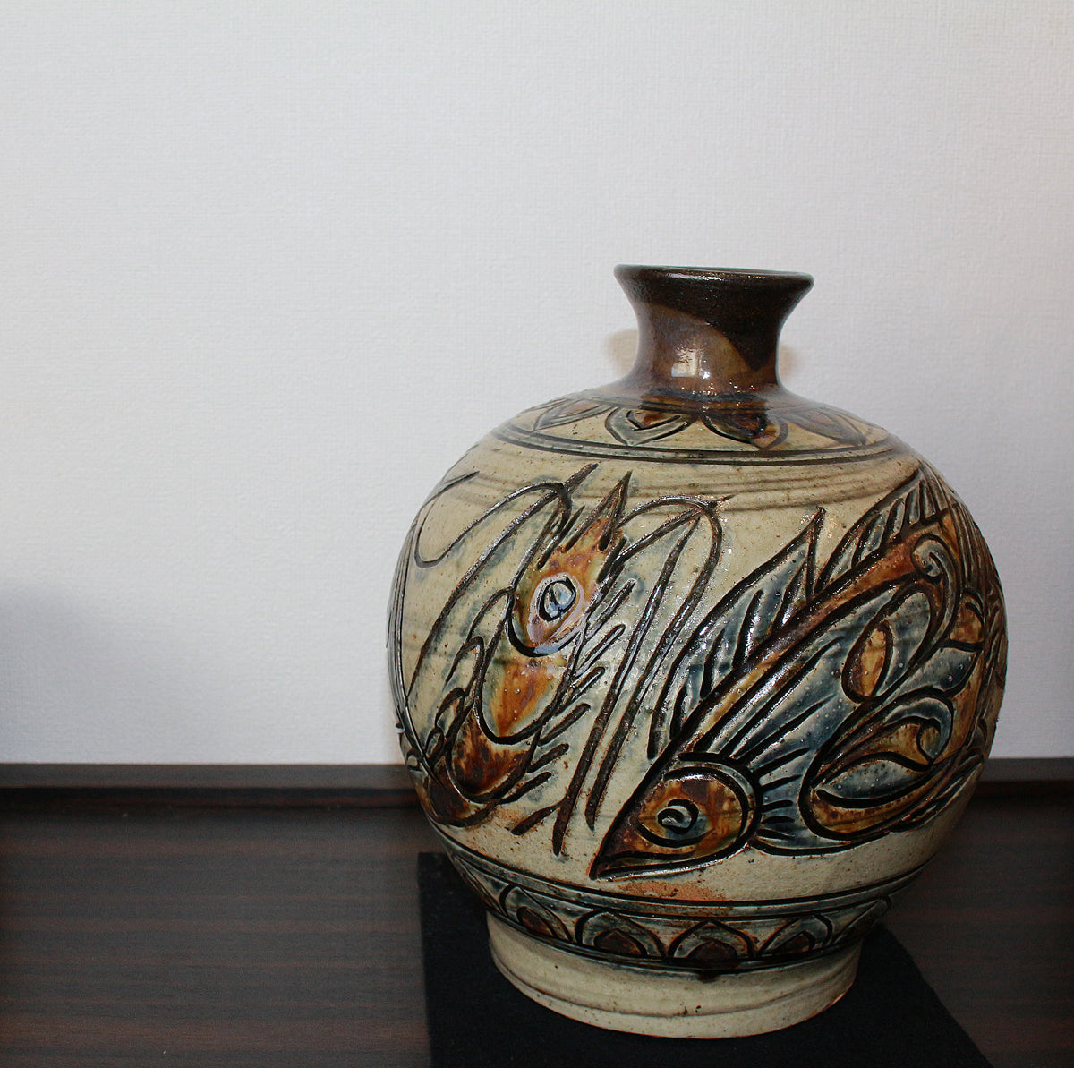 25841 Living National Treasure Jiro Kinjo, Shrimp and Fish Motif Vase