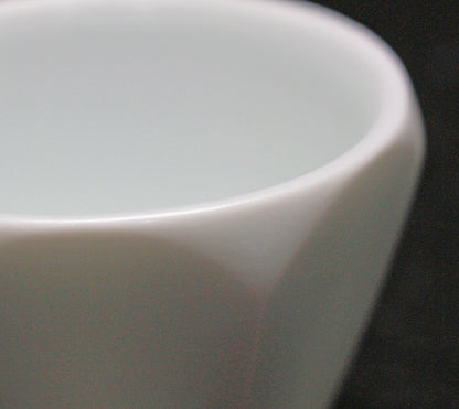 25925   人間国宝 前田昭博  白瓷面取盃　MAEDA Akihiro