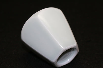 25925   人間国宝 前田昭博  白瓷面取盃　MAEDA Akihiro