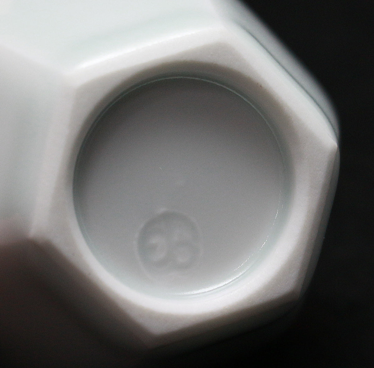 25925   人間国宝 前田昭博  白瓷面取盃　MAEDA Akihiro