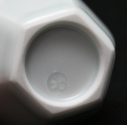 25925   人間国宝 前田昭博  白瓷面取盃　MAEDA Akihiro