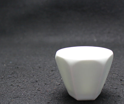 25925   人間国宝 前田昭博  白瓷面取盃　MAEDA Akihiro