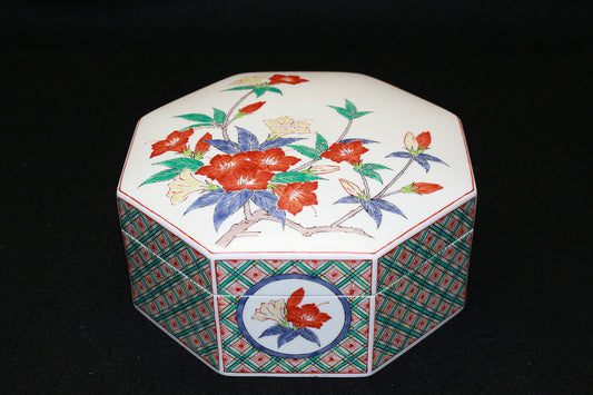 26032	人間国宝　１４代酒井田柿右衛門	　濁手山つつじ地文八角陶筥