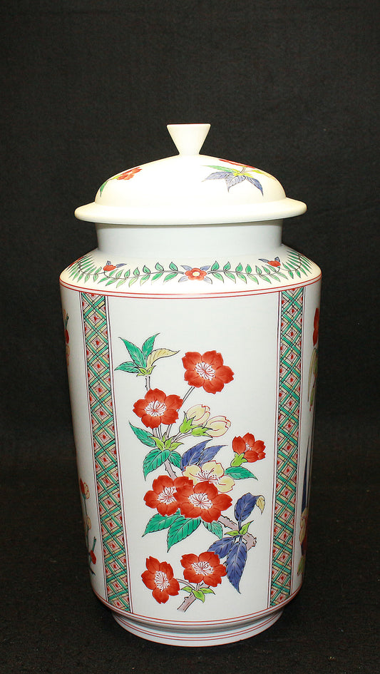 26053	人間国宝　１４代酒井田柿右衛門	 　濁手四方割花文壷（沈香壷・特別限定品）