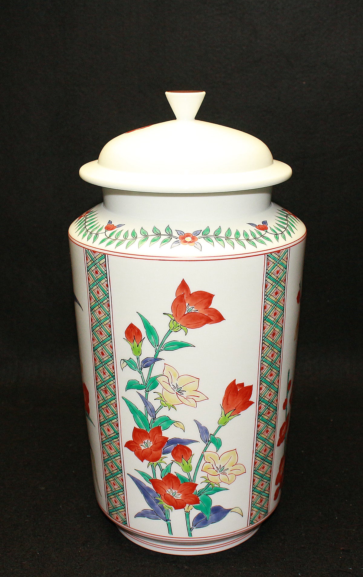 26053 人间国宝 第十四代坂田柿右卫门罐，罐身饰有云纹手和花卉图案（沉香罐，特别限量版） 