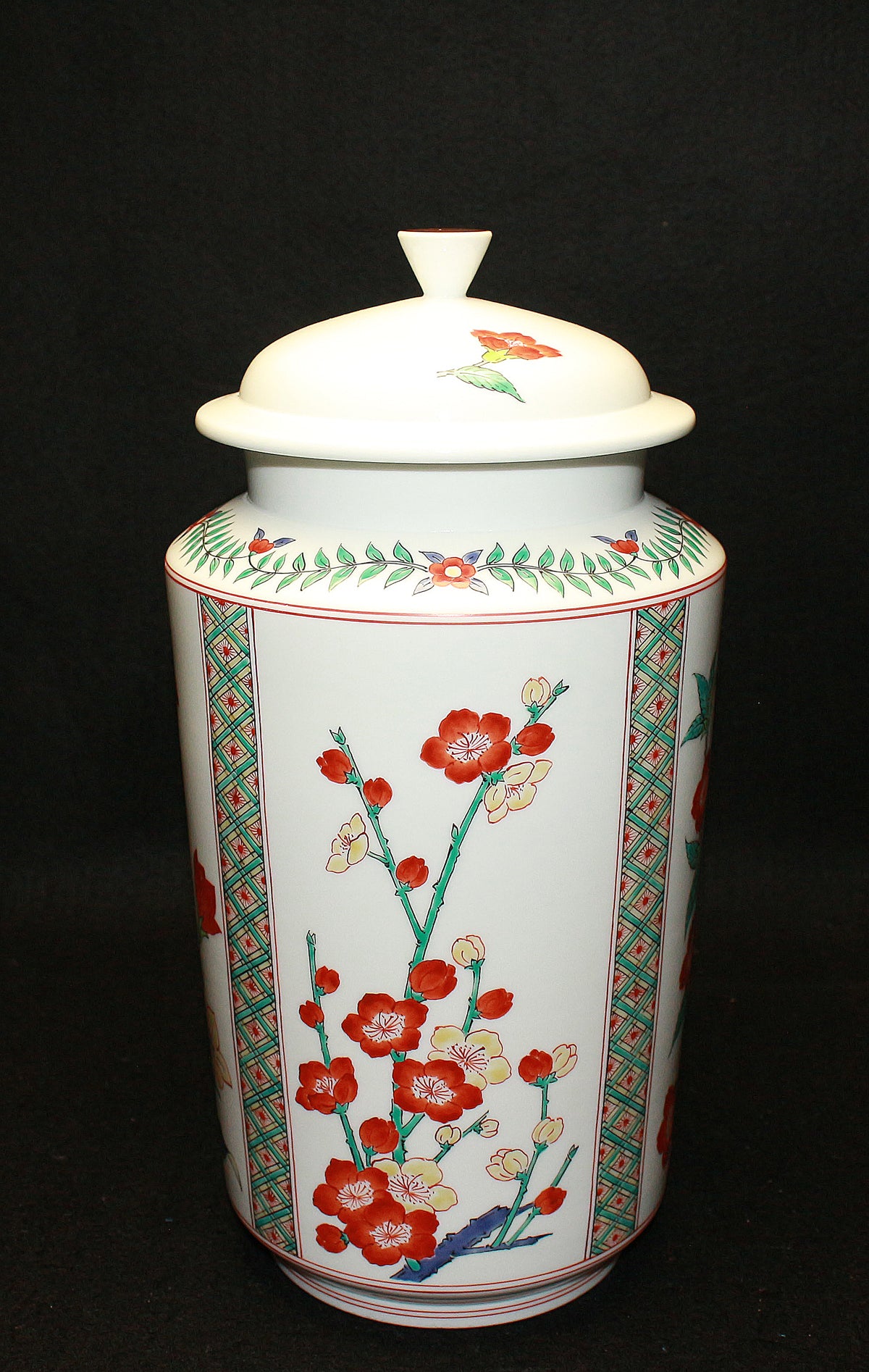 26053 人間国宝 14代酒井田柿右衛門 濁手四方割花文壷（沈香壷・特別