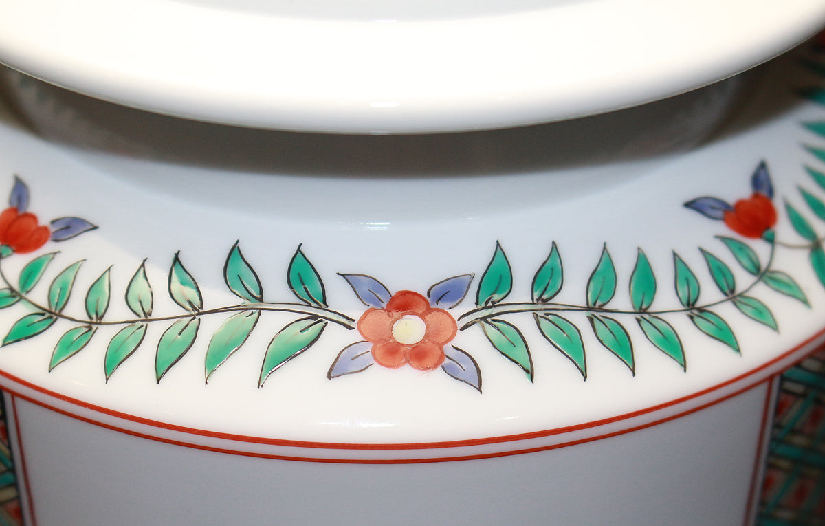 26053 人间国宝 第十四代坂田柿右卫门罐，罐身饰有云纹手和花卉图案（沉香罐，特别限量版） 