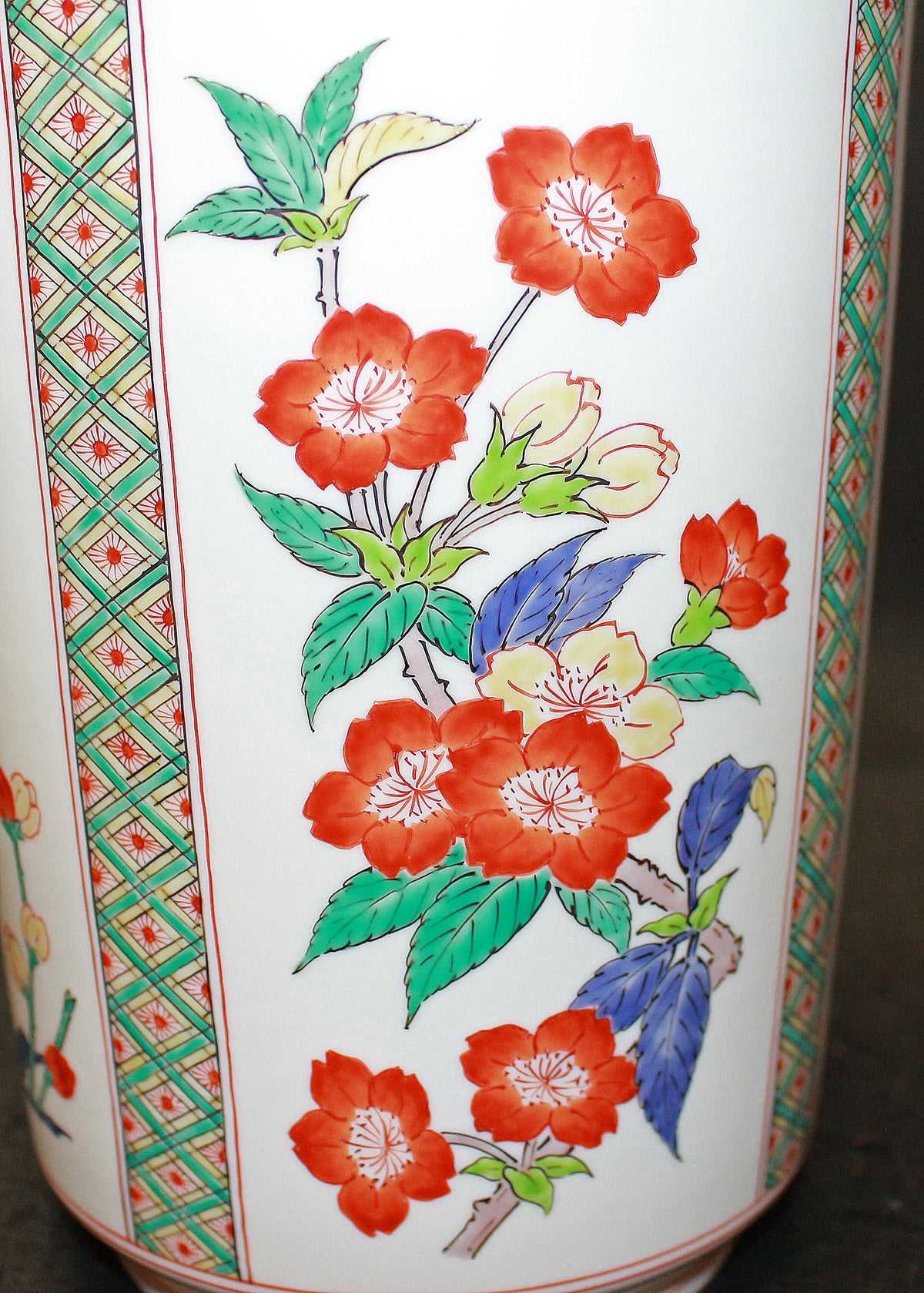 26053 人間国宝 14代酒井田柿右衛門 濁手四方割花文壷（沈香壷・特別