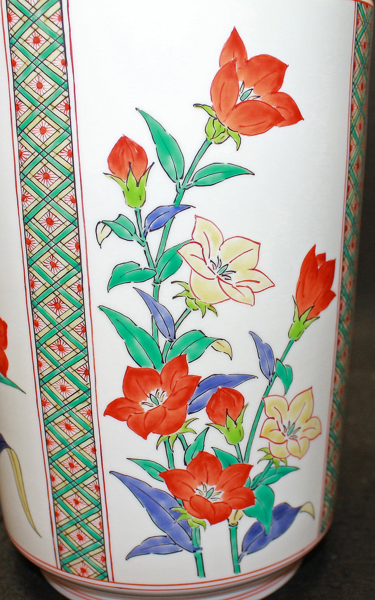 26053 人间国宝 第十四代坂田柿右卫门罐，罐身饰有云纹手和花卉图案（沉香罐，特别限量版） 