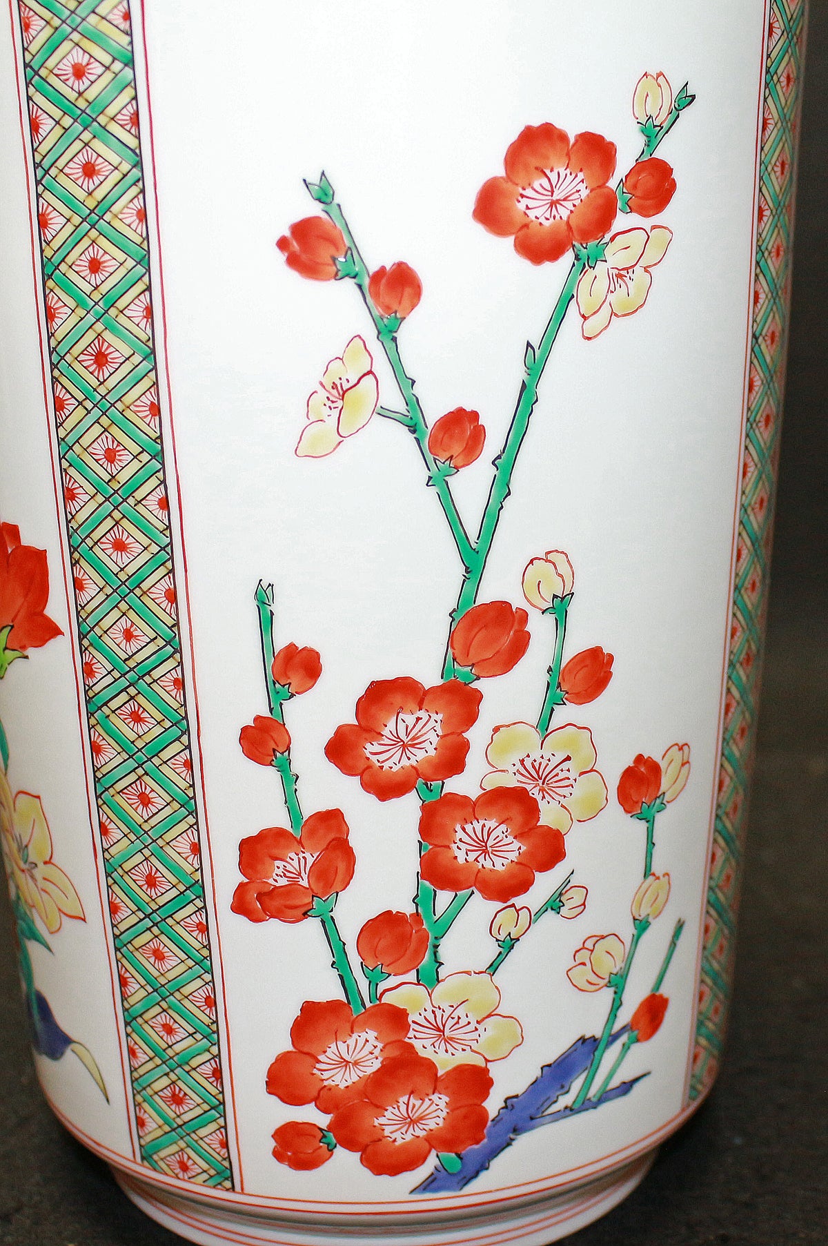 26053 人間国宝 14代酒井田柿右衛門 濁手四方割花文壷（沈香壷・特別