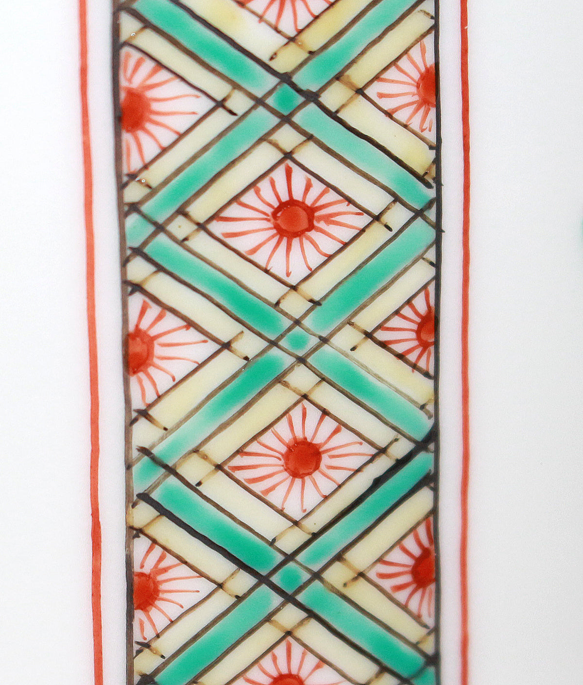 26053 人间国宝 第十四代坂田柿右卫门罐，罐身饰有云纹手和花卉图案（沉香罐，特别限量版） 