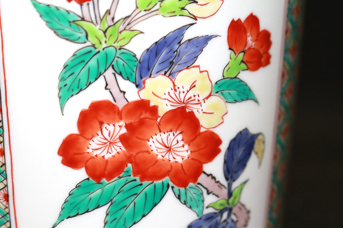 26053 人间国宝 第十四代坂田柿右卫门罐，罐身饰有云纹手和花卉图案（沉香罐，特别限量版） 