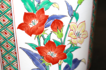 26053 人间国宝 第十四代坂田柿右卫门罐，罐身饰有云纹手和花卉图案（沉香罐，特别限量版） 