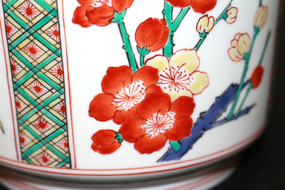 26053 人间国宝 第十四代坂田柿右卫门罐，罐身饰有云纹手和花卉图案（沉香罐，特别限量版） 