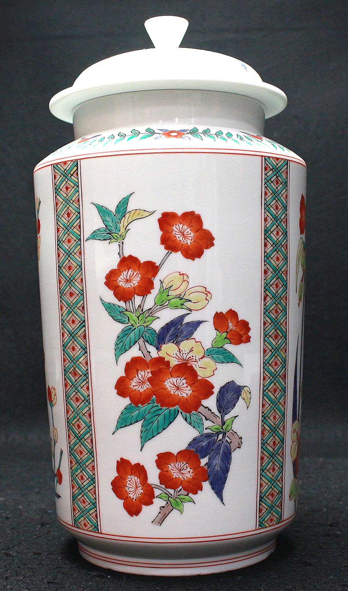 26053 人間国宝 14代酒井田柿右衛門 濁手四方割花文壷（沈香壷・特別