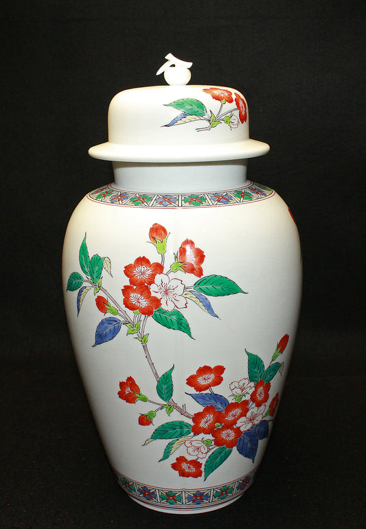 26052 　人間国宝　１４代酒井田柿右衛門	　濁手桜花文壷（沈香壷・2000年特別限定品）