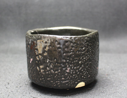 26069	人間国宝　加藤孝造　瀬戸黒茶盌（平柴谷）　KATO　Kozo