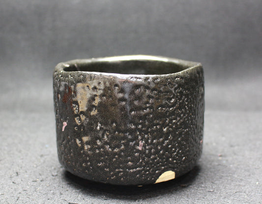 26069	人間国宝　加藤孝造　瀬戸黒茶盌（平柴谷）　KATO　Kozo