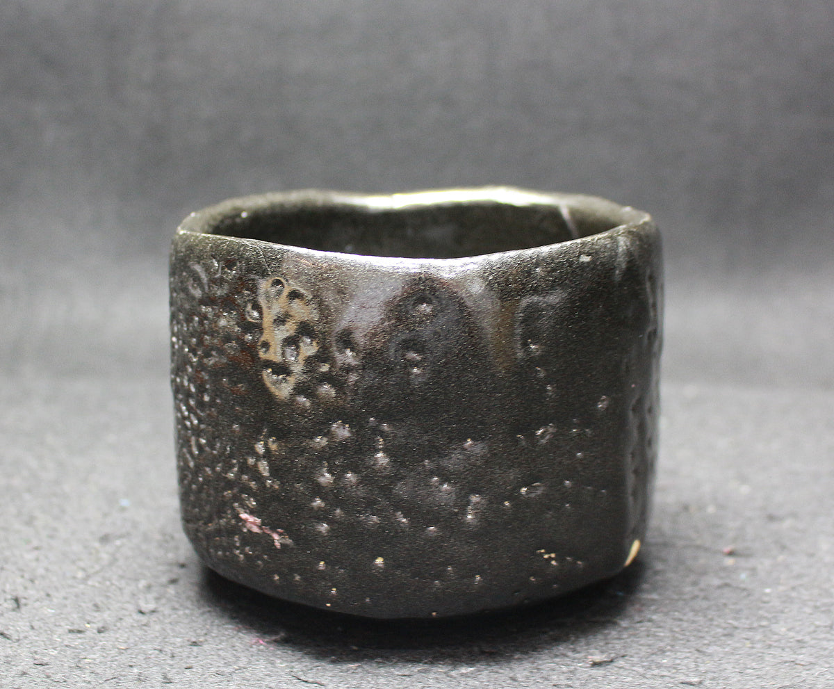 26069	人間国宝　加藤孝造　瀬戸黒茶盌（平柴谷）　KATO　Kozo