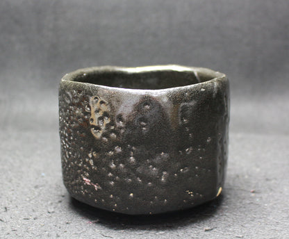 26069	人間国宝　加藤孝造　瀬戸黒茶盌（平柴谷）　KATO　Kozo