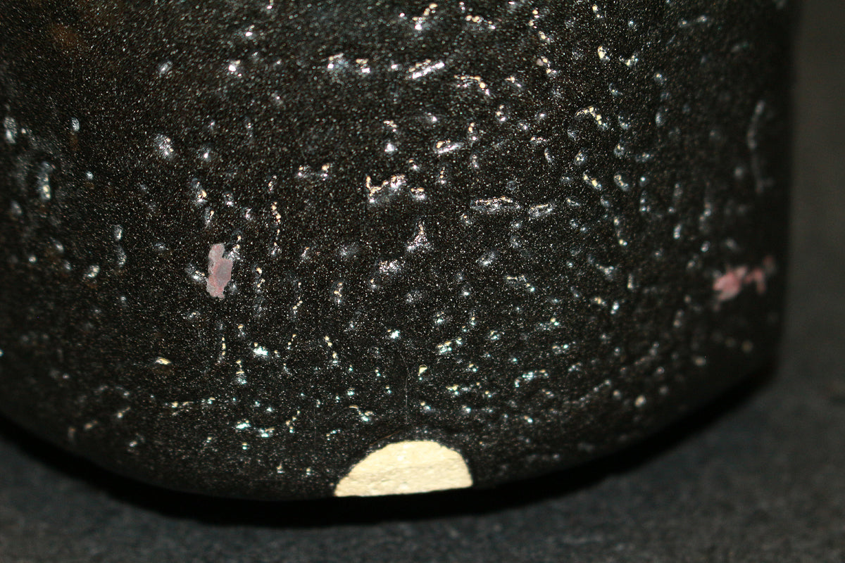 26069	人間国宝　加藤孝造　瀬戸黒茶盌（平柴谷）　KATO　Kozo