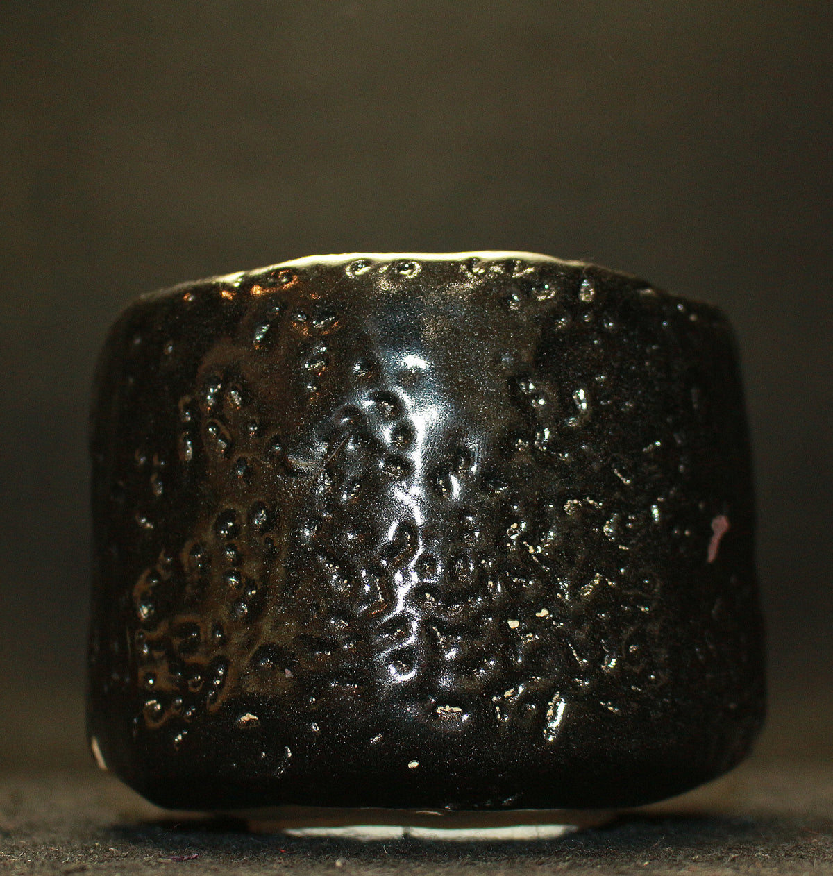 26069 人間国宝 加藤孝造 瀬戸黒茶盌（平柴谷） KATO Kozo – アート飛田