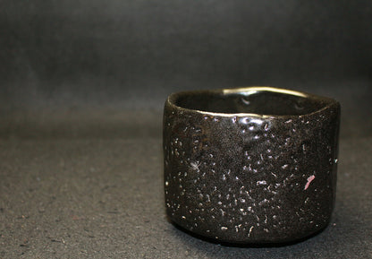 26069	人間国宝　加藤孝造　瀬戸黒茶盌（平柴谷）　KATO　Kozo