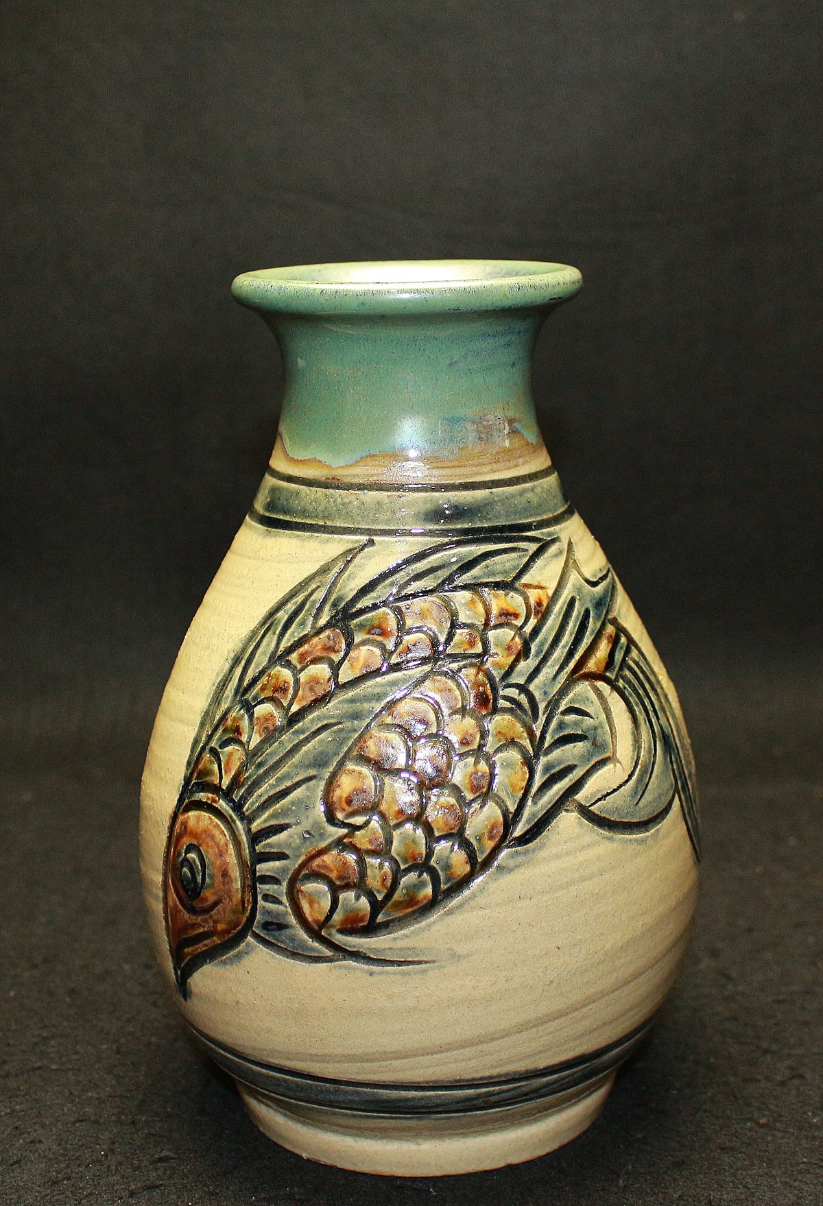 26073	人間国宝　金城次郎　壷（魚紋）