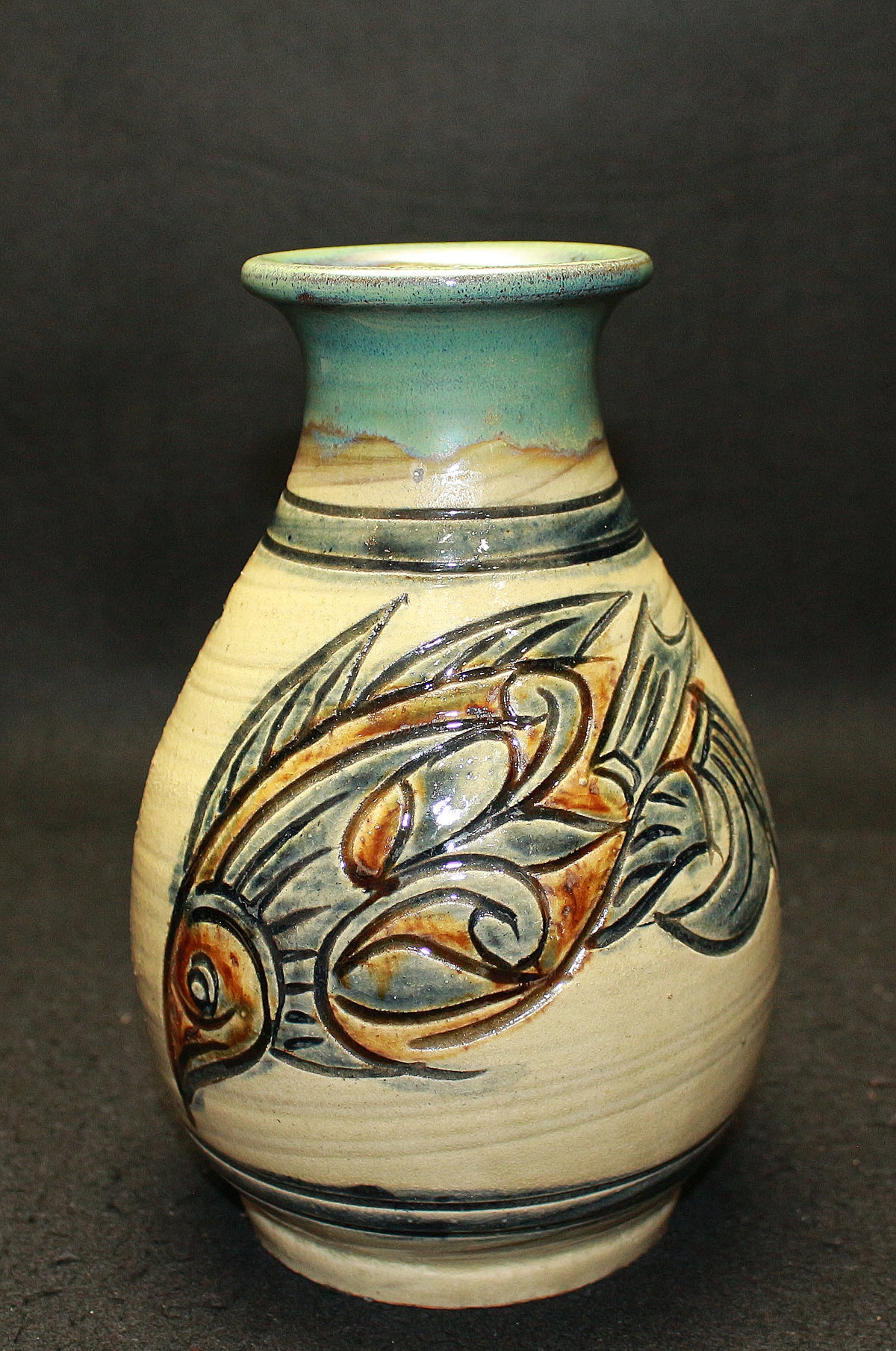 26073	人間国宝　金城次郎　壷（魚紋）