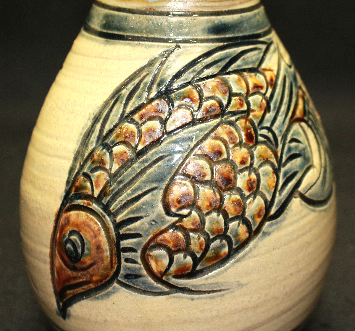 26073	人間国宝　金城次郎　壷（魚紋）