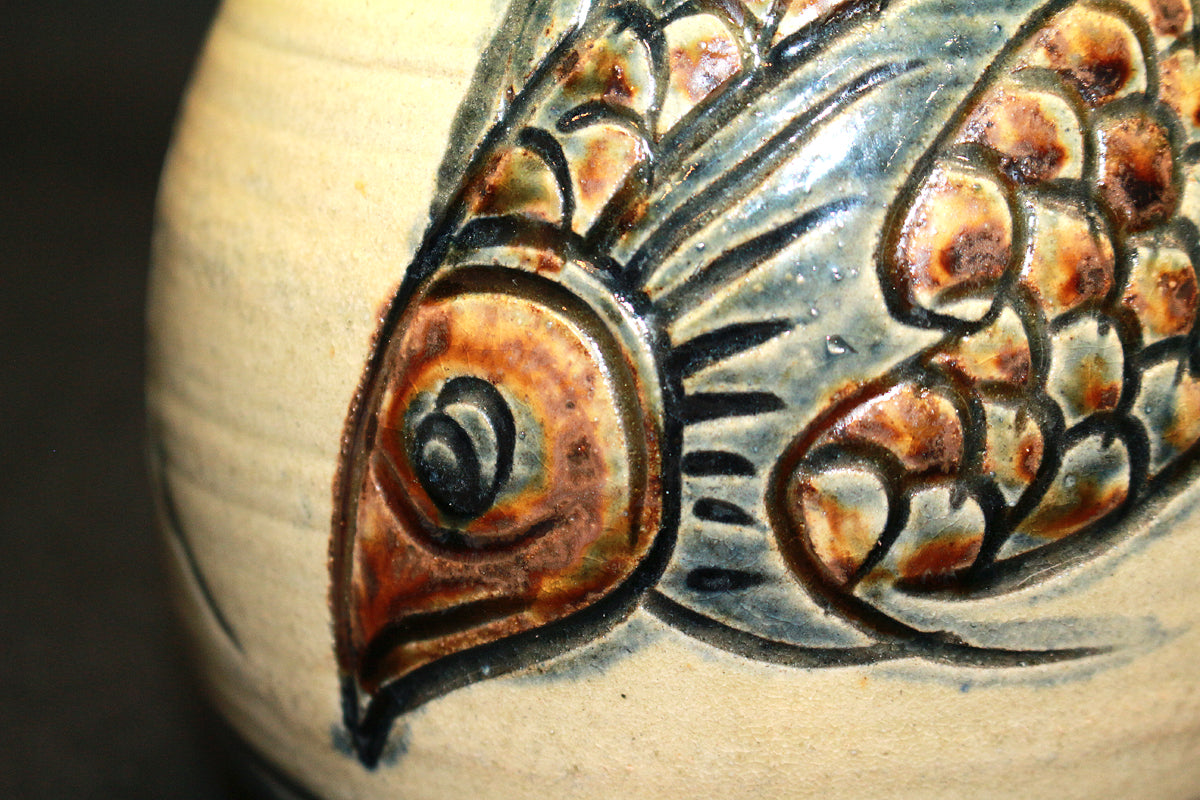 26073	人間国宝　金城次郎　壷（魚紋）