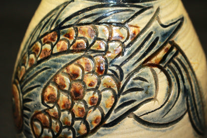 26073	人間国宝　金城次郎　壷（魚紋）