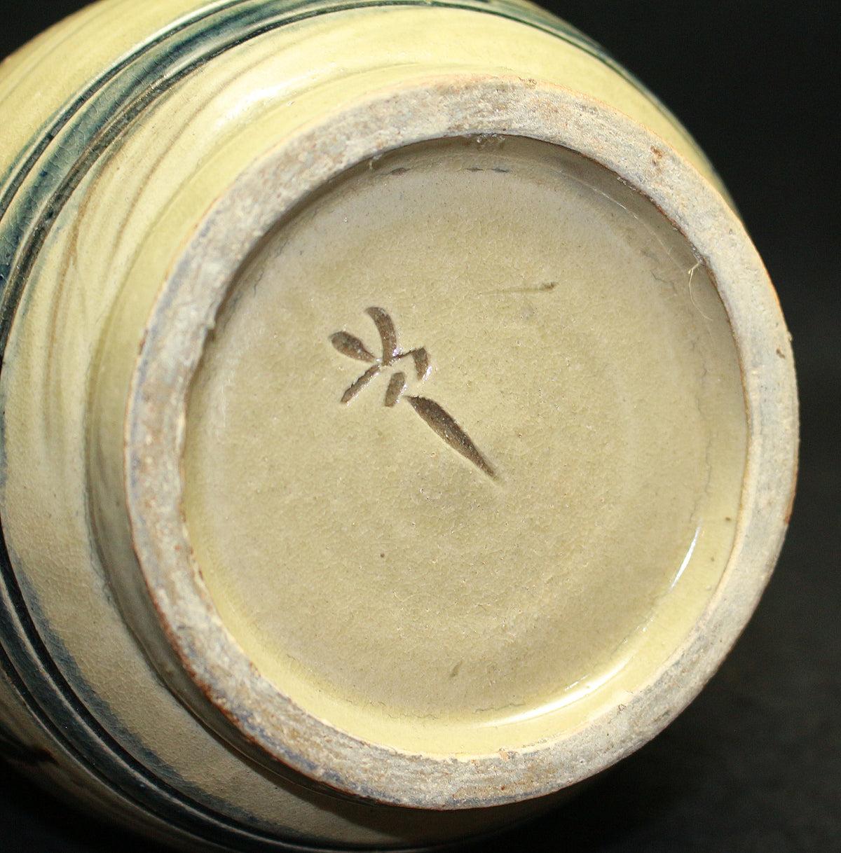 26073	人間国宝　金城次郎　壷（魚紋）