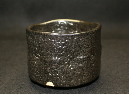 26074	人間国宝　加藤孝造　瀬戸黒茶盌（平柴谷）　KATO　Kozo