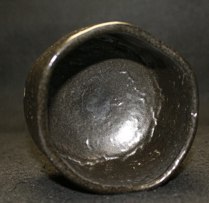 26074	人間国宝　加藤孝造　瀬戸黒茶盌（平柴谷）　KATO　Kozo