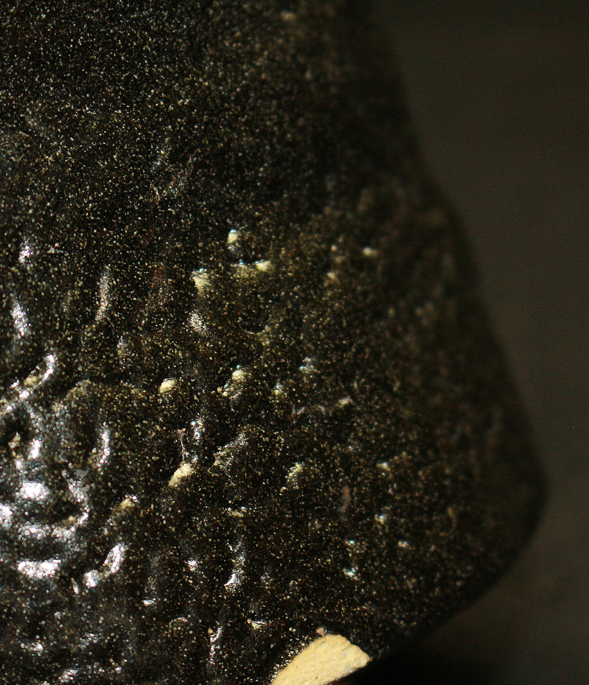 26074	人間国宝　加藤孝造　瀬戸黒茶盌（平柴谷）　KATO　Kozo