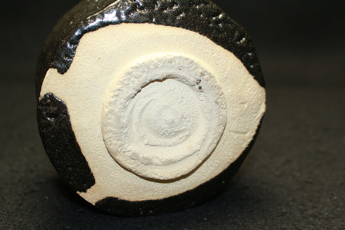 26074	人間国宝　加藤孝造　瀬戸黒茶盌（平柴谷）　KATO　Kozo