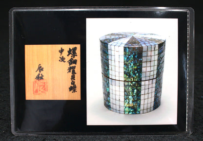 25899　 人間国宝　黒田辰秋　螺鈿耀貝白蝶中次（東美鑑定書付属）　KURODA Tatsuaki