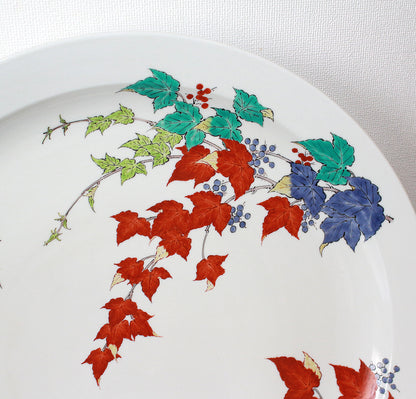 26076	人間国宝　１４代酒井田柿右衛門	　濁手蔦文皿　SAKAIDA Kakiemon