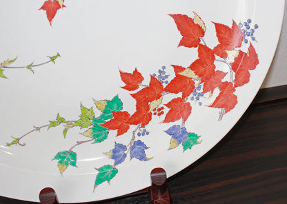 26076	人間国宝　１４代酒井田柿右衛門	　濁手蔦文皿　SAKAIDA Kakiemon