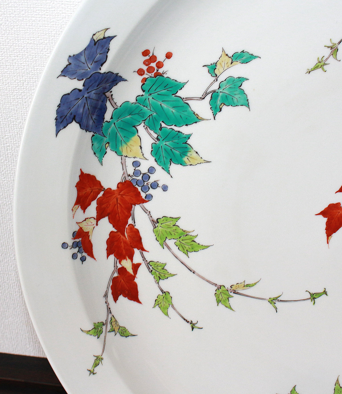 26076 人間国宝 14代酒井田柿右衛門 濁手蔦文皿 SAKAIDA Kakiemon