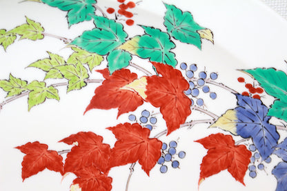 26076	人間国宝　１４代酒井田柿右衛門	　濁手蔦文皿　SAKAIDA Kakiemon