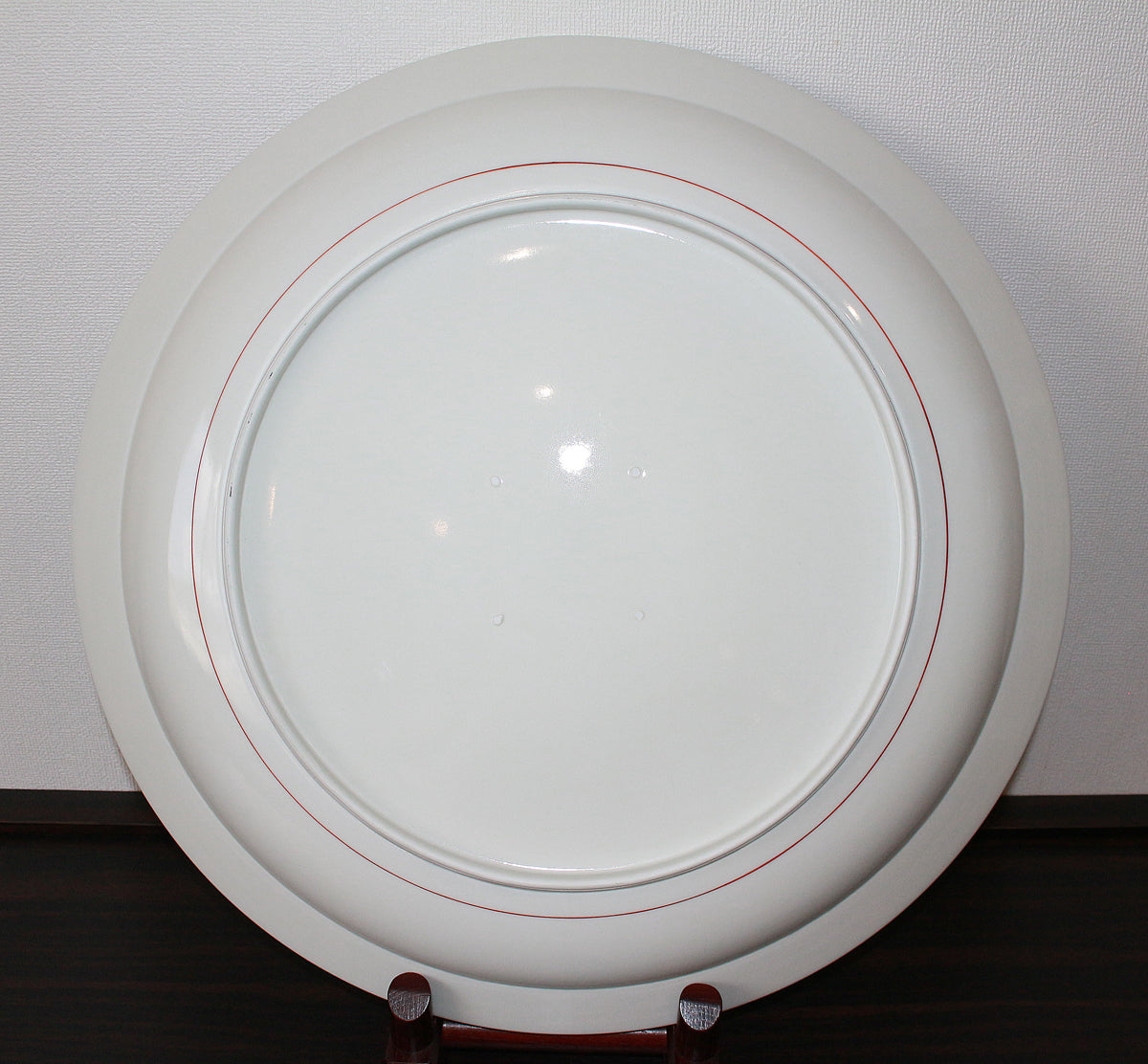 26076	人間国宝　１４代酒井田柿右衛門	　濁手蔦文皿　SAKAIDA Kakiemon