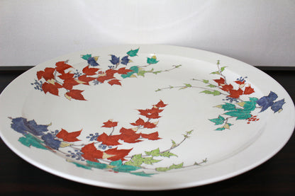 26076	人間国宝　１４代酒井田柿右衛門	　濁手蔦文皿　SAKAIDA Kakiemon