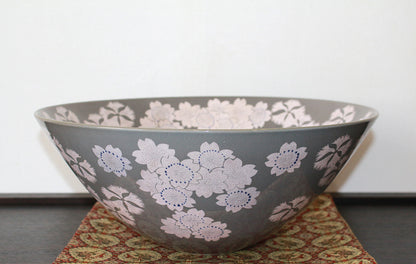 26078 Living National Treasure Nakata Kazuo Pale cherry blossom glaze with silver-colored flower and bird design bowl NAKATA Kazuo 