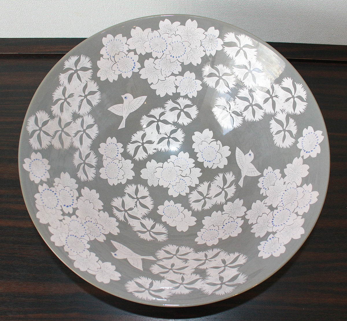 26078 Living National Treasure Nakata Kazuo Pale cherry blossom glaze with silver-colored flower and bird design bowl NAKATA Kazuo 