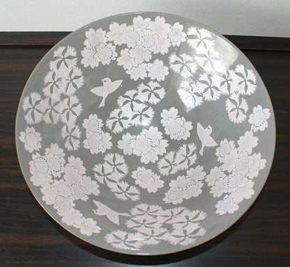 26078 Living National Treasure Nakata Kazuo Pale cherry blossom glaze with silver-colored flower and bird design bowl NAKATA Kazuo 